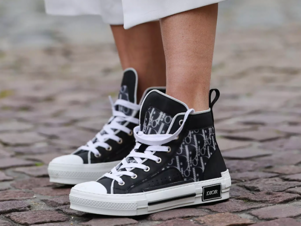 Sepatu sneakers dengan desain high-top untuk tampilan yang lebih edgy